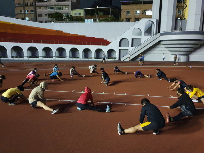 肌肉和心肺功能最好、腰臀比較低的兒童，在步入中年之後有更好的大腦處理訊息速度和認知功能。圖為新北市推動一系列跑步訓練運動課程的森林跑站。(圖/新北市政府體育處提供)