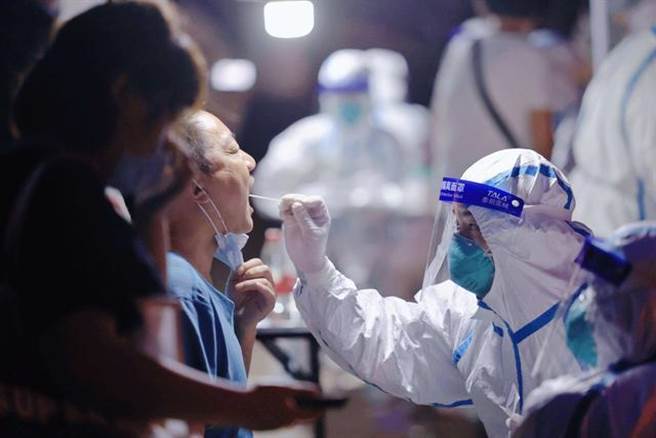 大陆疫情总体稳中向好多地暂停常态化核酸检测。（网易）
