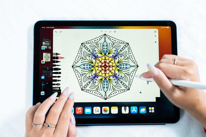 iPadOS 16更符合现今行动办公、学习需求，创作者也能更方便进行创作。（石智中摄）