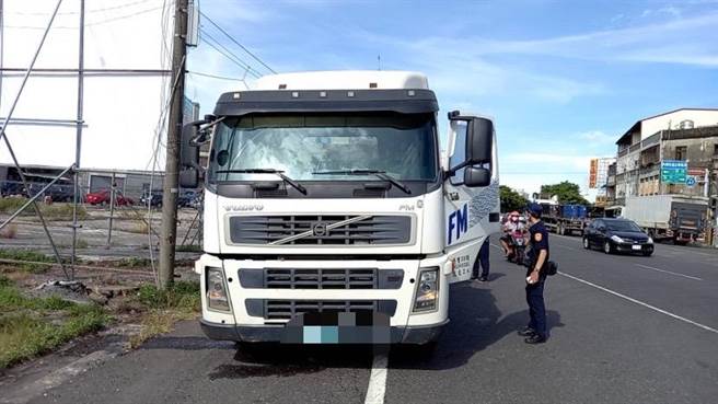 冈山地区25日上午发生一件死亡车祸，警方已经展开调查。图为肇事的曳引车。（翻摄照片／林瑞益高雄传真）