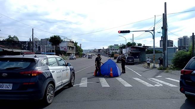高雄市冈山区25日发生一件车祸，骑脚踏车的女骑士当场死亡。（翻摄照片／林瑞益高雄传真）