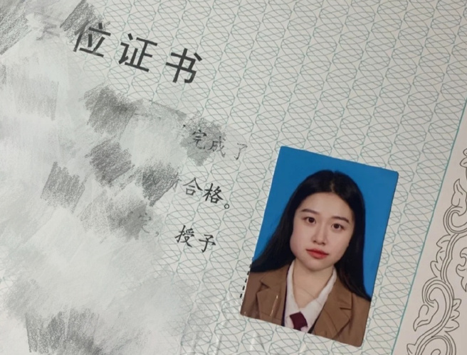 一名女碩士生才剛拔智齒，就被通知要拍證件照，結局讓她大崩潰。（圖／翻攝自微博）