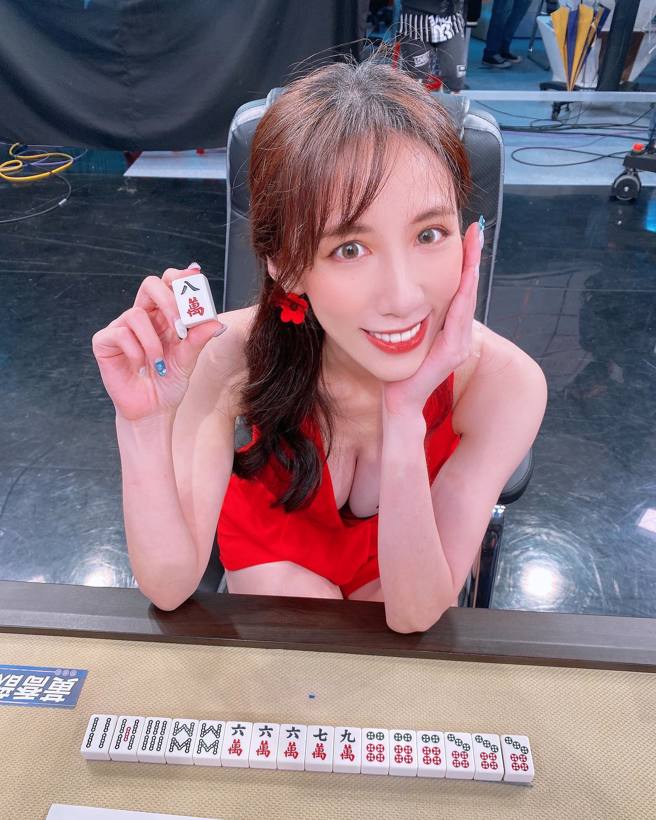 瑶瑶身穿红色露肩连身裙，火辣程度让人眼睛大吃冰淇淋。(qiaoxinhuang IG)