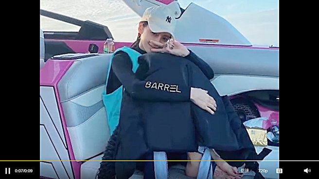 Baby先前就晒过在游艇上照片。（图／翻摄自秒拍）