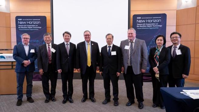  國發會主委龔明鑫（右4）美西時間23日出席美國國家亞洲研究局與駐西雅圖辦事處合辦的新世代數位科技高峰論壇，華盛頓州副州長赫克（左4）、駐西雅圖辦事處處長甄國清（左3）及微軟副總裁羅伯森（左1）等人出席，共尋合作契機。（圖/ 中央社）
