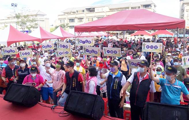 「2022潭子竹笋节」活动，藉由推行健行活动、挖笋体验及农产行销市集等，吸引超过千名民眾扶老携幼参加。（陈世宗摄）