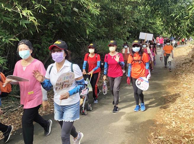 民眾漫步聚兴里与新田里的竹林笋田间，观赏沿途竹笋生长园区，藉由亲近大自然放松身心、纾解压力，促进亲子关系活络在地氛围。（陈世宗摄）