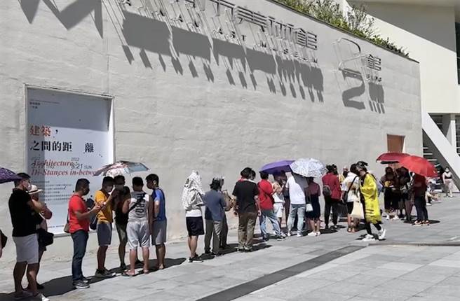 台南美術館2館《亞洲的地獄與幽魂》展覽開展首日出現大排長龍的畫面。（洪榮志攝）