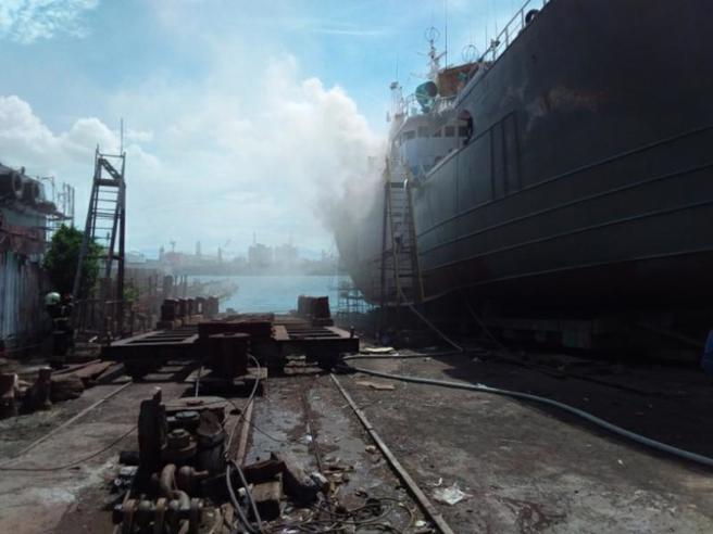 高雄市旗津区一间造船厂维修中鲔钓船25日上午发生火警，消防局获报立即出动人车到场抢救，火势约1小时扑灭，并由劳检处进场查察。（图/ 中央社）