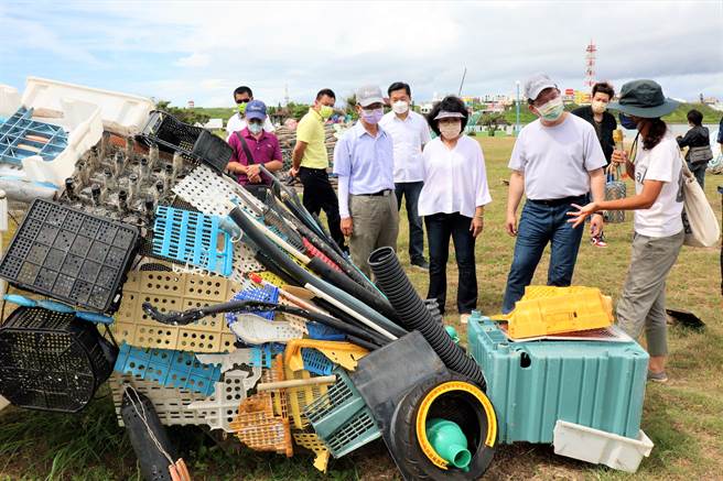 无任所大使林佳龙前往澎湖离岛，提早开箱澎管处举办的「澎湖海废地景艺术节」活动。（张茂雄摄）
