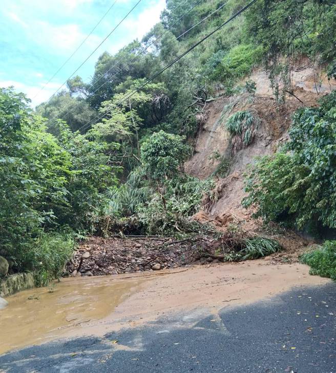 中88线水井往丰原目前道路中断待抢修中，民眾提醒驾绕道行驶。（民眾提供）