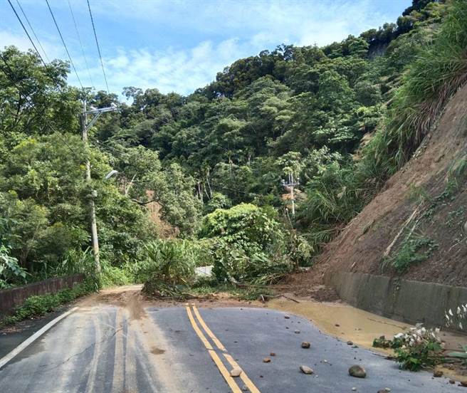 中88线水井往丰原目前道路中断待抢修中，民眾提醒驾绕道行驶。（民眾提供）