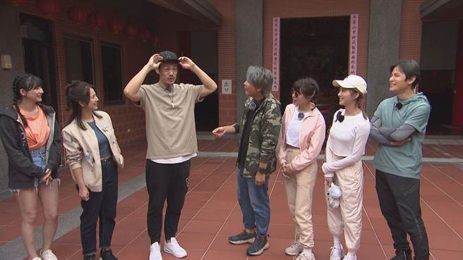 陳志強（左3）刻意蓄鬍、戴帽登場，讓人誤以為是許孟哲。（中視提供）