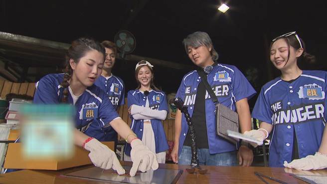 自稱素描比賽拿獎的小Call（左），畫畫成果遭到隊友質疑。（中視提供）