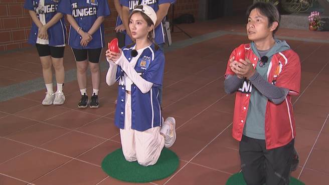 兩隊擲筊時，竟巧合的擲出一樣結果。（中視提供）