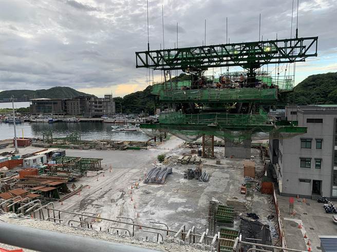 南方澳大桥重建工程进度截至6月15日，完成度已达89.53％，超前0.12％，可望在9月18日完工通车。（林缙明摄）