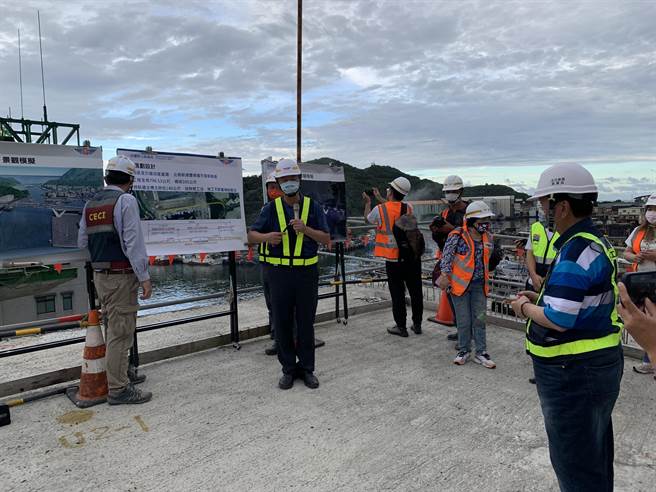 行政院政务委员兼公共工程会主委吴泽成，昨天视察南方澳大桥重建衝程进度，