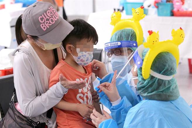 專家指出，兒童感染雖症狀輕微，但仍會有重症，如多系統炎症徵候群（MIS-C）、腦炎、中風等風險，接種疫苗利大於弊。（資料照／黃世麒攝）