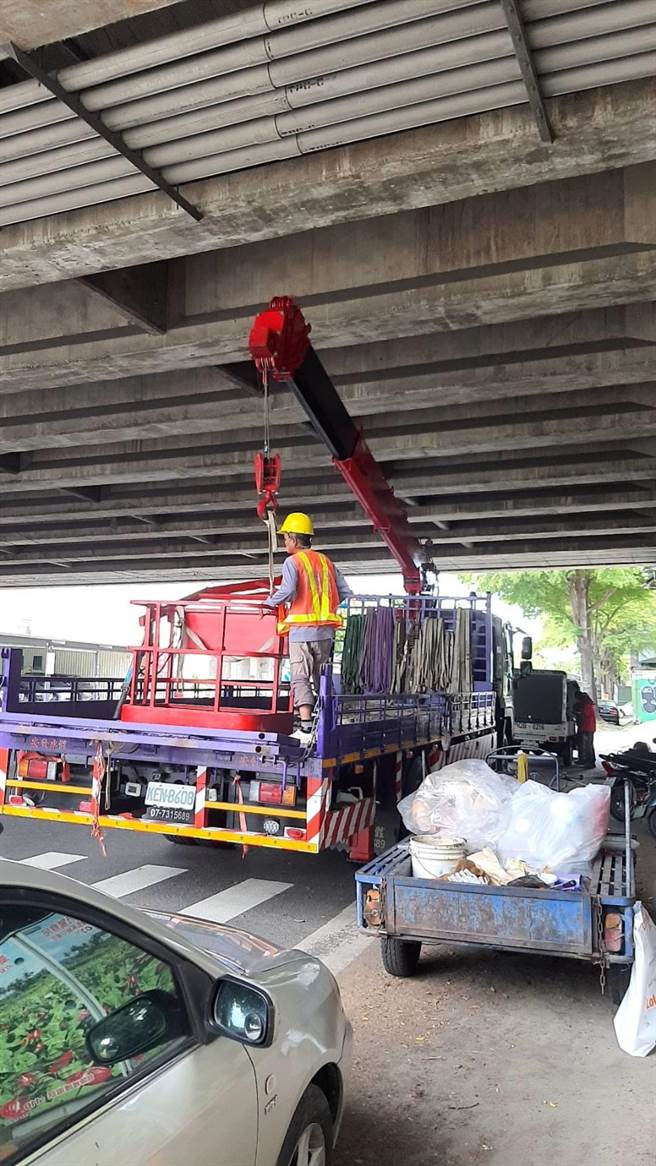 台南市工務局已派外包商維修北安橋。（台南市工務局提供／程炳璋台南傳真）