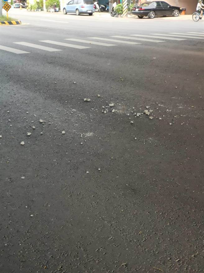 有民眾拍下北安橋底混凝土掉落中華北路上的照片，表達對橋體與路人來往安全的憂慮。（擷自網路／程炳璋台南傳真）