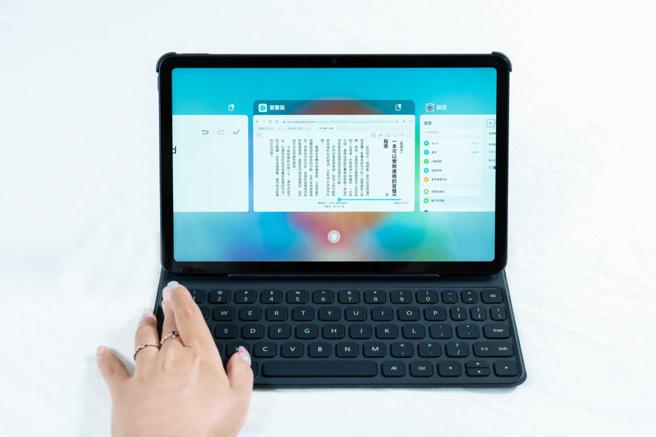 犹如小型笔电一样操作，配合「超级终端」连动多萤幕更方便。（石智中摄）