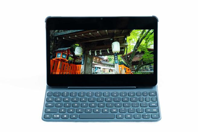 10.4吋、2K萤幕配Harman Kardon调音，影音娱乐需求也充分满足。（石智中摄）