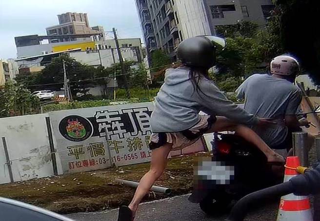 桃园一名男骑士违规红灯右转拒不停车，加速逃逸，在转弯时将后座女友甩下，女友气得直呼：「罚单能开Double吗？」（警方提供）