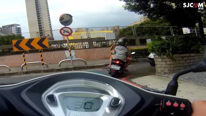 桃园一名男骑士违规红灯右转遭警方鸣笛后，拒不停车，加速逃逸。（警方提供）