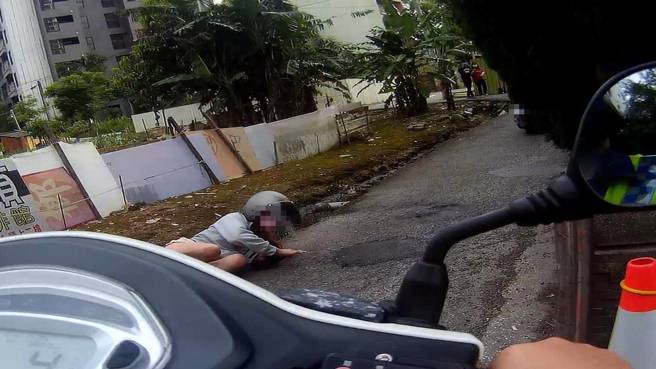 骑士在逃逸过程中，转弯时不慎将后座女友甩下，女友气得直呼：「罚单能开Double吗？」（警方提供）