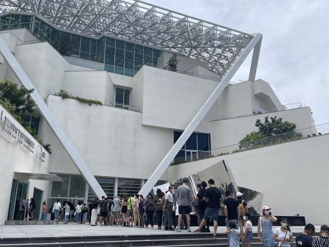 台南市美术馆2馆「亚洲的地狱与幽魂」25日开展，上午购票进场的民眾大排长龙。（图/ 中央社）