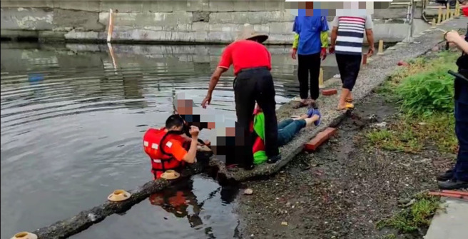 一名女子跌落在海巡彰化王功安检所后方大排，所长带领同仁火速穿好救生装备下水救援，所幸该女子获救后意识清楚无外伤。（图／岸巡第三大队提供）
