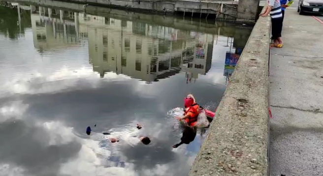 一名女子跌落在海巡彰化王功安检所后方大排，所长带领同仁火速穿好救生装备下水救援，所幸该女子获救后意识清楚无外伤。（图／岸巡第三大队提供）