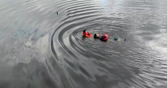 一名女子跌落在海巡彰化王功安检所后方大排，所长带领同仁火速穿好救生装备下水救援，所幸该女子获救后意识清楚无外伤。（图／岸巡第三大队提供）