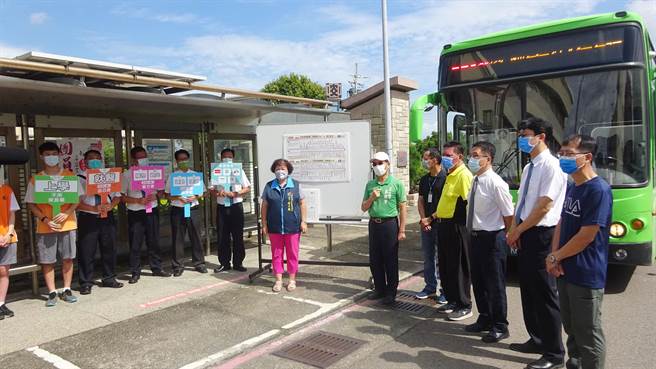 658副线公车将于7月1日通车，市议员吴敏济25日于大安国中校门口，举行通车说明会。（市议员吴敏济提供）