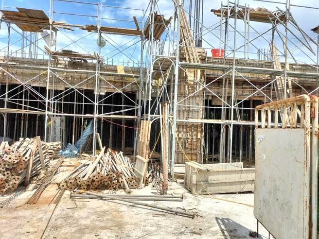 基隆市七堵區25日上午發生跌落意外，一名建築工人不幸身亡。（基隆市消防局提供／張志康基隆傳真）