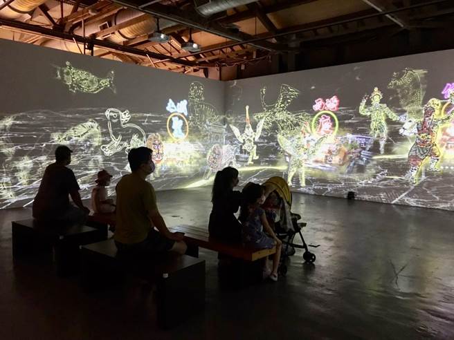 園方設置沉浸式影像劇場，讓民眾體驗有如親臨陣頭開館的震撼。（蕭壠文化園區提供／張毓翎台南傳真）