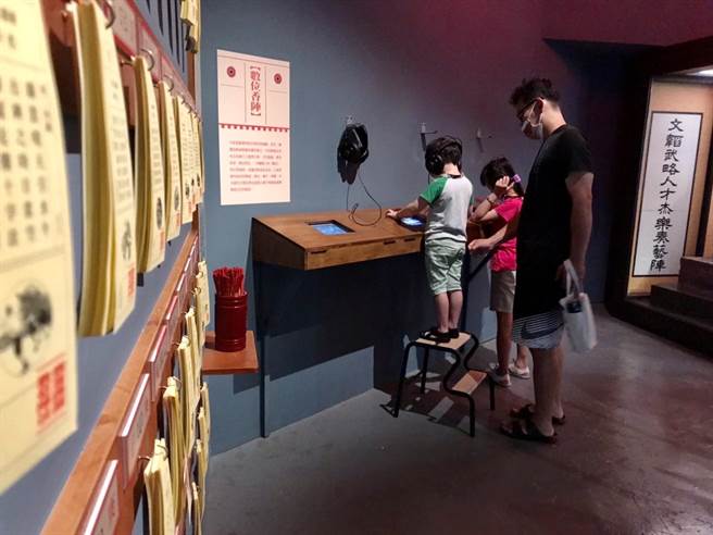 看展的民眾還有機會將陣頭法器、避邪文物與吉祥籤詩等禮品小物帶回家。（蕭壠文化園區提供／張毓翎台南傳真）