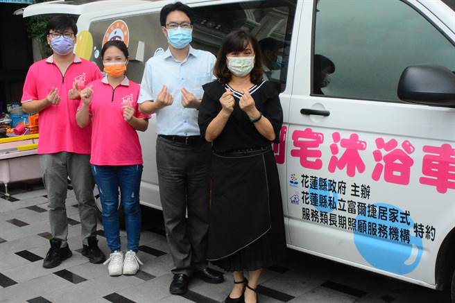 具有護理師資格、公職退休的潘爾捷（右）打造長照平台，與他的團隊副執行長彭忠義、護理師張智娟等。（王志偉攝）