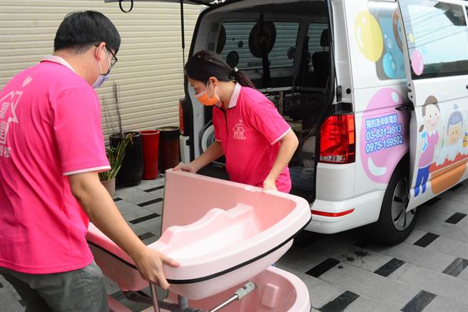 長照2.0補助的「到宅沐浴車」設備齊全，服務人員模擬組裝浴缸水管等器材，幫長輩洗浴。（王志偉攝）