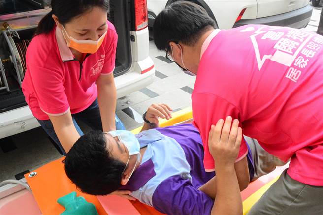 富爾捷居家護理機構引進長照2.0嶄新「到宅沐浴車」，模擬流程，讓長輩感到幸福又開心。（王志偉攝）