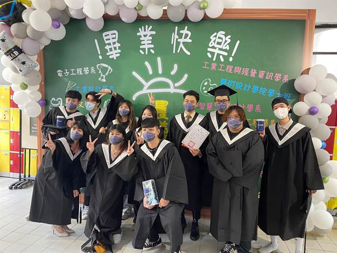 华梵大学将从9月开始推出新型态创新学习计画，即大学4年课程无必修、全选修，在教师与顾问团辅导下，依兴趣自由组合、设计所需课程。图为华梵大学今年度毕业典礼。(取自华梵大学脸书／李侑珊台北传真)