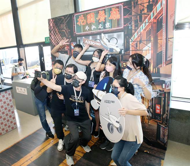 星宇航空25日与旅游网合作推出A330neo客机微旅行首航，吸引许多期待出国的民眾抢先搭乘体验，在候机室内，旅客开心地在香港景点背板前拍照留念。（范扬光摄）