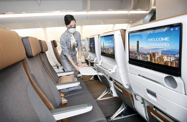 配有4K个人萤幕的经济舱座位。（范扬光摄）