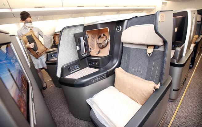 可以完全躺平的商务舱座位。（范扬光摄）