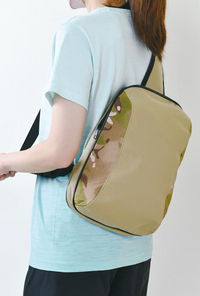 廣三SOGO在7月6日前推出年中慶優惠，即日起持聯名卡當日消費滿千即送限量600份的迷彩拼接單肩包。（廣三SOGO提供）