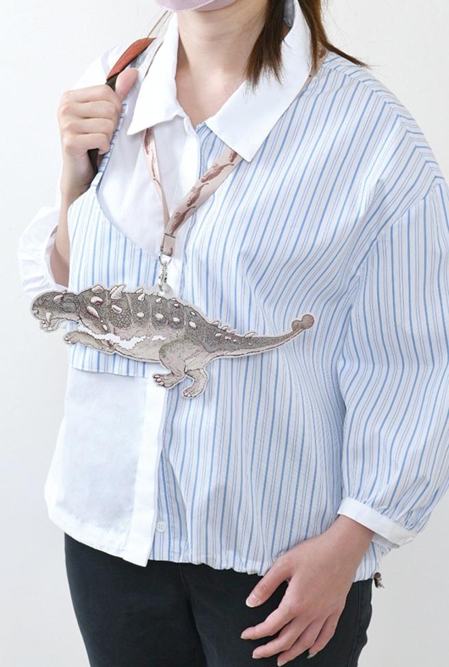 廣三SOGO在30日起推出持廣三SOGO APP，當日消費滿千即送限量1000份的「恐龍造型卡夾+立體劇場入場券」。（廣三SOGO提供）