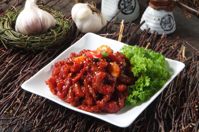 中友百貨27日前舉行「韓國美食物產展」，Onggolchan章魚醬、蛤蜊醬、牡蠣醬、墨鬥魚醬100g，原價1盒280元，特價4盒1000元。（中友百貨提供）