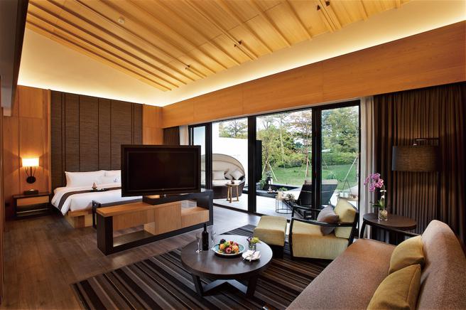 中友百貨7月20日前推出持中友APP於百貨店內、購物網，當日每筆不限金額消費更抽花蓮秧悅美地度假酒店尊榮洋甘菊別墅住宿券、SUPER SOCO TSX電動機車。（中友百貨提供）