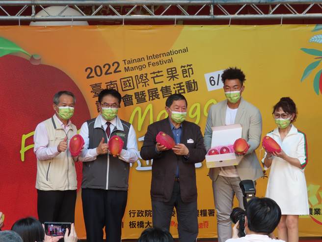 台南市長北上板橋賣芒果 南化芒果、玉文芒果萬元標出。（葉德正攝）