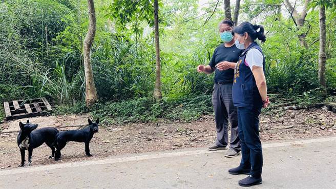 頭份市長羅雪珠前往永和山水庫了解流浪狗情況。（頭份市公所提供／謝明俊苗栗傳真）